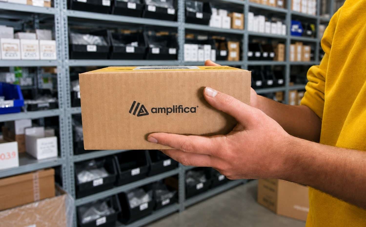 Picking and packing at Amplifica warehouse