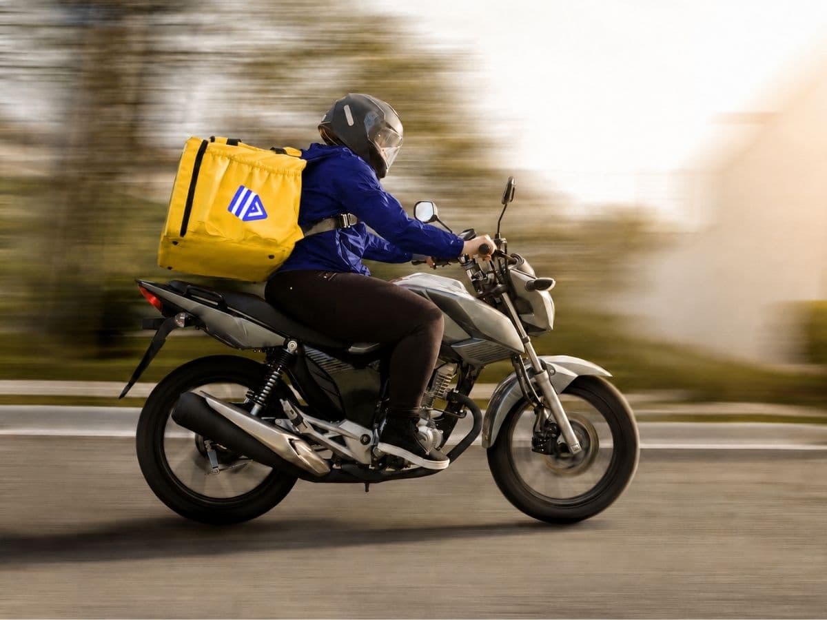 Courier de Turbo by Amplifica despachando en moto